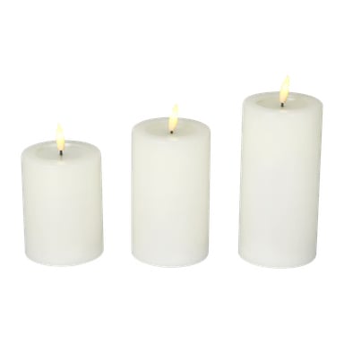 Tre Menuett Pillar-ljus med fladdrande LED-lågor är placerade i en rad, varje vitt ljus lyser mjukt.