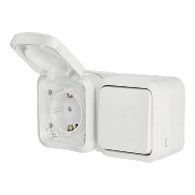 En vit Anslut vägguttags- och strömbrytarkombination, med rektangulär design. Vänster sida har ett öppet lock som exponerar eluttaget med synliga metallkontakter, medan höger sida visar en skyddad strömbrytare täckt av en stängd klaff.