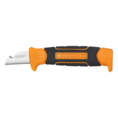 En elektrikerkniv från Meec Tools med ett rostfritt stålblad, med ett orange och svart ergonomiskt handtag märkt med Meec Tools-logotypen; Det delvis utdragna bladet har ett säkerhetshack nära spetsen.