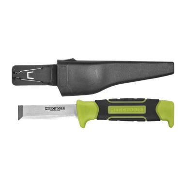 En Meec Tools mejselkniv med grönt och svart handtag, rak egg och fyrkantig spets visas tillsammans med dess matchande svarta plasthölje.
