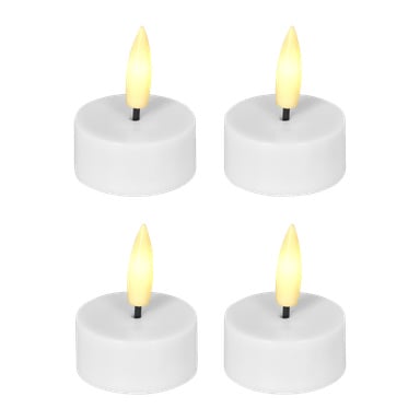 Fyra vita, runda LED-teljus från Menuetts LED-fyraljus visas, var och en med en liten gul lågformad glödlampa i mitten. De batteridrivna ljusen är jämnt fördelade.