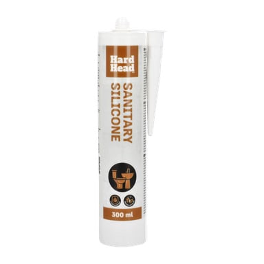 En 300 ml tub Hard Head Sanitary Silicone med ett fast munstycke, avsedd för användning i badrum och kök. Tuben är vit och har bruna och orange etiketter, tillsammans med ikoner som visar handfat och toaletter.