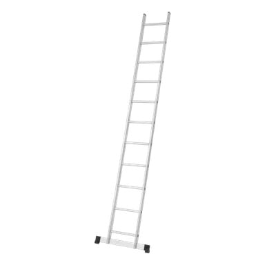 En Hard Head Single Ladder med 11 steg och rektangulära sidoräcken står upprätt i en vinkel. Den silverfärgade metallstegen har svarta gummifötter.