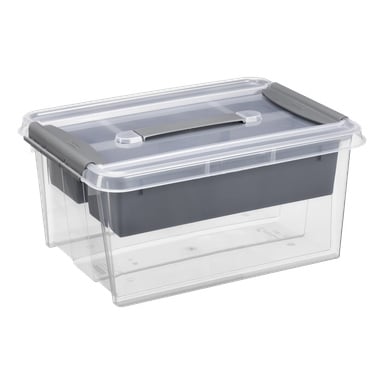 Hard Head Storage-boksen med innsatser vises tom. Den har en gjennomsiktig plastkonstruksjon, et grått avtagbart brett inni, og et sterkt grått håndtak på toppen. Lokket er festet med to grå låser plassert på hver side.
