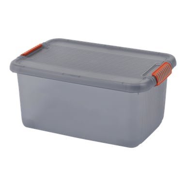 En Hard Head Storage Box med lock av genomskinlig grå plast, utrustad med två orange låshandtag.