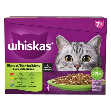 Whiskas Cat Food 7+ Mixed Selection 12-pack för äldre katter, som mestadels består av lila och grön förpackning, visar en närbild på ansiktet på en grå tabbykatt, en grön skål med mat och detaljer om de inkluderade smakerna på förpackningen.