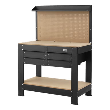 En Hard Head-arbetsbänk utrustad med en verktygspanel, tillverkad av svart metall och med fyra lådor, en nedersta hylla och en pegboard-baksida. Bänken har en platt träskiva för arbete och en kompakt övre hylla ovanför pegboarden. Hard Head-logotypen syns på framsidan.
