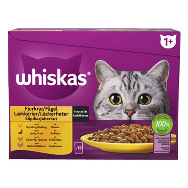En 12-pack låda med Whiskas kattmat 1+ fågelfester för katter från 1 år och uppåt, med ansiktet på en grå tabbykatt, en skål kattmat och text på mestadels lila förpackning med gula detaljer och ingrediensinformation.