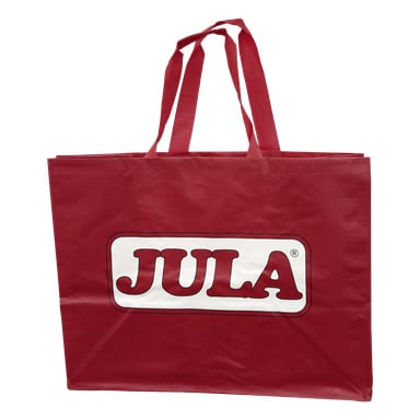 En röd återanvändbar väska från Jula med två handtag. Framsidan visar en vit rektangel med ordet "Jula" i fet röda bokstäver.