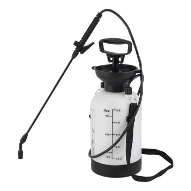 En vit plastpumpspruta från Meec Tools har ett svart handtag, mätlinjer, en förlängd svart slang och ett munstycke för att applicera vätskor som vatten, gödsel eller bekämpningsmedel.
