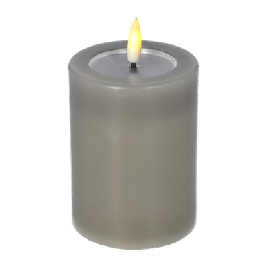 Ett enda grått pelarljus från Menuett har en slät yta och fladdrande LED-låga. Ljuset ser oanvänt ut förutom den lysande LED-veken.