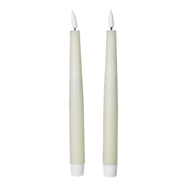 Två rustika lampor med fladdrande LED-flamma 2-pack från Menuett, som visar vita, batteridrivna avsmalnande ljus med ojämna sidor och plastflamformade spetsar.