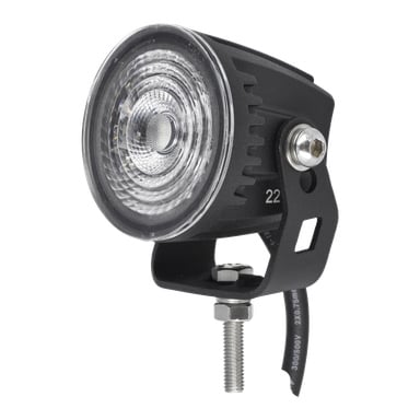Närbild av en Hamron Work Light LED designad för permanent installation, som visar ett svart hölje med en klar lins och siffran 22. Lampan är fäst vid ett metallfäste med en bult, med synliga ledningar under.