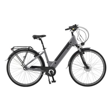 En sidoprofilbild av Kayoba Electric Bicycle Wind visar en grå stadscykel med en genomstegsram, inbyggt batteri, bakre bagagebärare, både fram- och bakskärmar, fjädringsgaffel fram och upprätt styr.