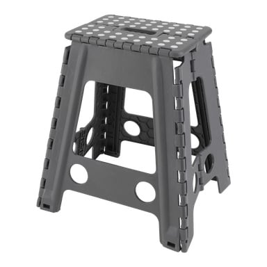 Hard Head Folding Stool är en grå plastpall med ett översta handtag, vita prickar som ger extra grepp och cirkulära utskärningar på sidorna.