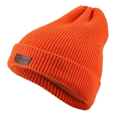 En livfull orange jaktmössa från Kayoba Outdoor, tillverkad med ett resåbrädt stickmönster och uppåtvänd brätte. Framsidan visar en rektangulär lapp märkt med Kayoba Outdoor-märket. Hatten är tillverkad av klumpigt, isolerande tyg för värme.