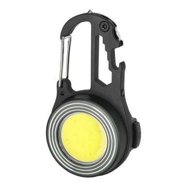 En kompakt Anslut-nyckelringsficklampa med en rund gul LED omgiven av en metallisk kant, kopplad till ett svart karbinhake-multiverktyg som har skiftnyckelspår och inbyggd flasköppnare. Karbinhakens grind är delvis öppen.
