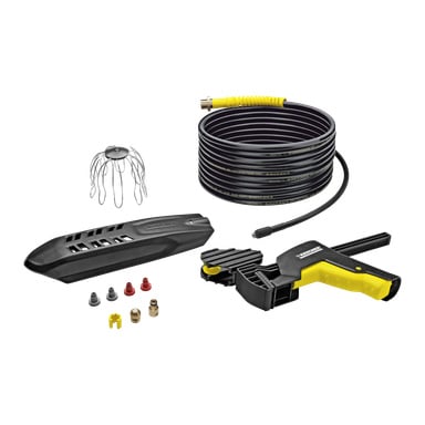 Das Kärcher Pipe/Gutter Cleaner PC 20 Set besteht aus einem aufgerollten schwarzen Schlauch, einer Klemme mit gelbem Griff, mehreren Düsenaufsätzen, einem schwarzen Schild und einem Drahtsieb, die in einem organisierten Layout angeordnet sind.