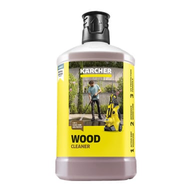 En flaska från Kärcher Wood Cleaner 3-i-1 Formula Plug 'n' Clean har en gul etikett med en bild på någon som högtryckstvättar en träaltan i en trädgård. Flaskan noterar fördelar som aktiv smutslösare och trävård.