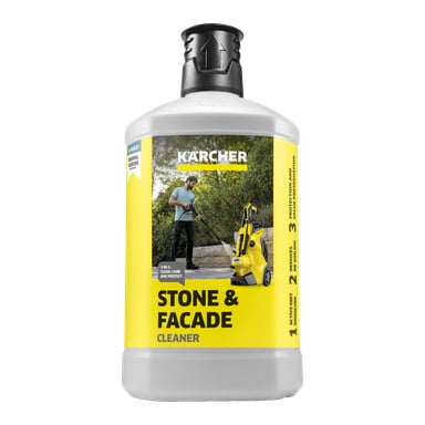 En Kärcher Stone and Facade Cleaner 3-i-1 Formula-flaska med en gul etikett som visar någon som använder en högtryckstvätt på stentrappor. Etiketten betonar fördelar som rengöring, skötsel och skydd.