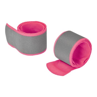 Ett par Kayoba Outdoor Reflector-band visas, var och en rullad med grå utsida och livfullt rosa kanter och undersidor. Ett band är delvis utrullat för att blotta dess klarrosa innertyg.