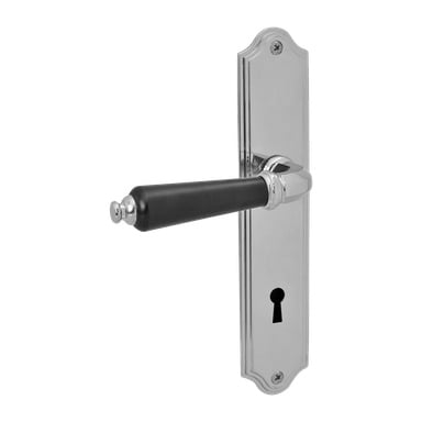 En krom "Interior door handle C Chrome" fra Hard Head har en svart spak festet til en rektangulær metallbakplate med nøkkelhull, festet med to skruer plassert øverst og nederst.