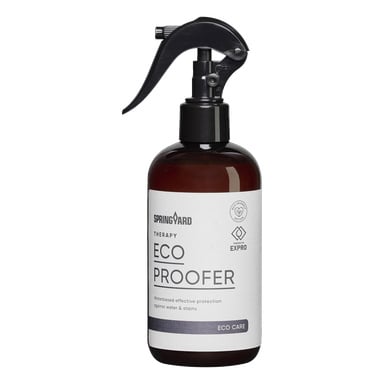 Brun plastsprayflaska med svart avtryckare, märkt Springyard Therapy Eco Proofer för skydd mot vatten och fläckar. Vit informationsetikett.
