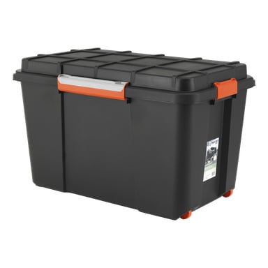 En rymlig svart Hard Head-förvaringslåda med ett strukturerat plastlock, orange handtag på sidorna och små orange hjul. En produktinformationsetikett syns på ena sidan.