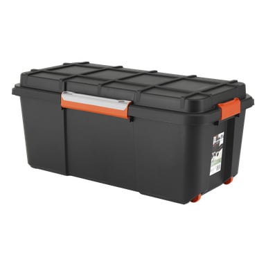 En stor svart Hard Head Storage Box med räfflad lock, orange lås och ett silverhandtag visas. Behållaren står på två små hjul i ena änden och har en produktetikett på framsidan.