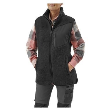 Någon ses visa Bluewear Women's pile vest Vivi—denna svarta fleeceväst har en skev dragkedja, en bröstficka med dragkedja och sidofickor. Den bärs över en rutig skjorta och kombineras med grå cargobyxor. Individens ansikte är bara delvis synligt på bilden.