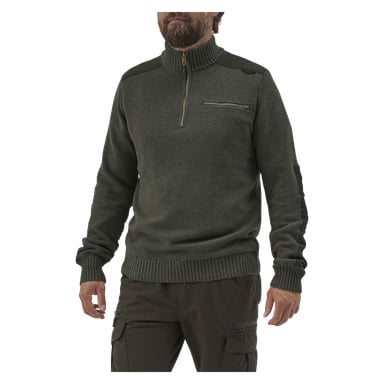 En skäggig man är klädd i Kayoba Outdoor Knitted Men's Hunting Sweater Cannock, som är mörkgrön med en halvdragkedja och en ficka med dragkedja på bröstet. Han matchar den med matchande cargobyxor, står med armarna längs sidorna, och en del av hans ansikte syns.