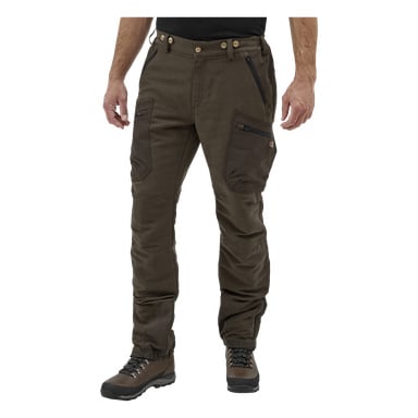 En person klädd i Kayoba Outdoor Men's Grimsö jaktbyxor, som har fickor med dragkedja, förstärkta knä, bältesöglor, knappar och mörkbruna detaljer på fickorna och nedre delen av benen, bärs tillsammans med bruna vandringskängor.