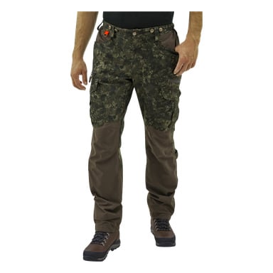 Man modellerar Kayoba Outdoor herr Cannock Superior jaktbyxor i ett mörkgrönt och brunt kamouflagemönster, bärs med bruna vandringskängor och svart skjorta. Deras armar hänger naturligt längs sidorna, och det finns ett litet orange klämma på byxorna.
