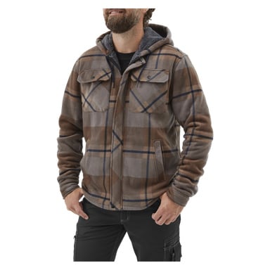 En mann i Bluewear Men's fleecejakke, Milton, en brun og grå rutete hettejakke med brystlommer som lukkes, bærer den over en svart skjorte og svarte cargobukser med hendene i jakkelommene.