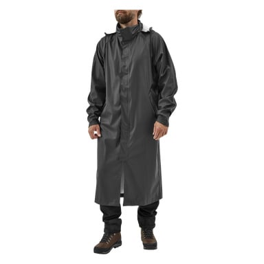 Osoba nosi płaszcz przeciwdeszczowy Bluewear, długi wodoodporny płaszcz z wysokim kołnierzykiem, a także czarne spodnie i brązowe buty trekkingowe.