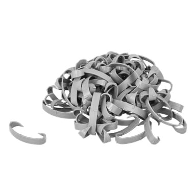 En hög med hårda huvudklämmor för rörisolering (50-pack) är utspridd, med en enda klämma placerad framträdande i förgrunden.