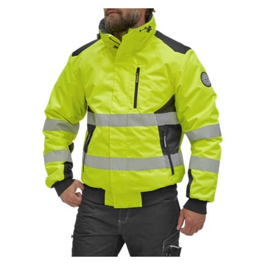 Eine Person ist in der von Bluewear Warm gefütterten Hi-Vis Hamilton-Jacke zu sehen, die gelb und schwarz mit reflektierenden Streifen, mehreren Reißverschlusstaschen und einem Abzeichen am linken Ärmel ist. Der Kopf ist auf dem Bild nur teilweise sichtbar.