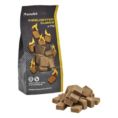 En stående påse märkt Anslut Fire startkuber 72-pack ligger med flera bruna eldstarterkuber utspridda framför. Förpackningen är dekorerad med flamgrafik och innehåller fraserna For Fireplace & Barbeque och Free from solvents.