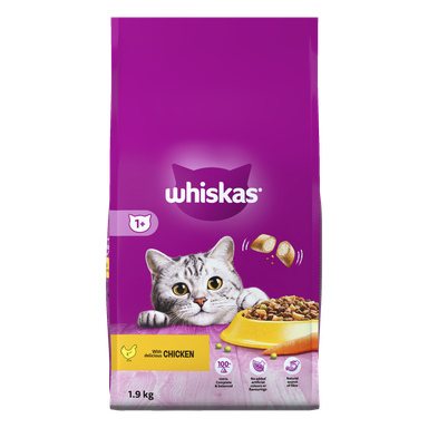 En 1,9 kg påse med Whiskas 1+ Chicken kattmat för katter över ett år visas, med en grå tabbykatt, kycklingformad torrfoder och en gul skål mot rosa bakgrund.