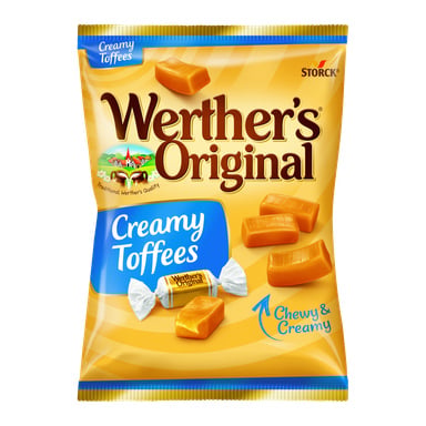 Werthers Original Creamy Toffees-påse visar inslagna och oinslagna karameller på en gul-orange bakgrund med djärv profilering.