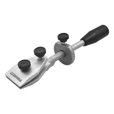 En knivslipjig i industriell stil från Meec Tools, byggd av metall med svart handtag och tre justerbara svarta knoppar för att säkra eller hålla bladen ordentligt.
