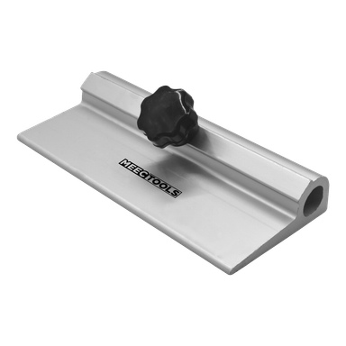 Stödkomponent för en våtslipmaskin gjord av silverfärgat metall, utrustad med en svart justeringsratt och med Meec Tools-loggan på ytan.