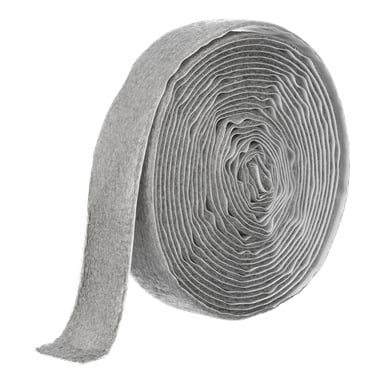 En vertikal rulle grå Hard Head Tape för rörisolering står med ena änden delvis utrullad och utsträckt, vilket visar en något grov yta.