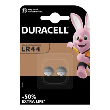 Ett paket med två Duracell LR44-batterier med knappceller syns inuti transparent plastförpackning. Förpackningen lyfter fram Duracells logotyp och maskot, produktkoder och innehåller ett uttalande som påstår "+50% extra liv" på en bakgrund med svarta och bruna färger.