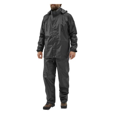Man är klädd i Kayoba Outdoor Rainsuit Viken, med en svart huva och matchande svarta regnbyxor, kompletterade med bruna vandringskängor. Den vattentäta ensemblen är lämplig för utomhusutflykter i regniga förhållanden.