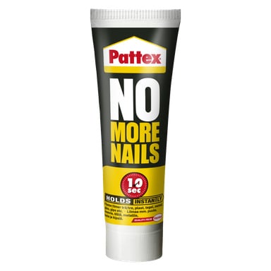 Pattex No More Nails byggeklebende rør med et 10-sekunders timerikon, teksten HOLDER UMIDDELBART, og en liste over kompatible overflater inkludert tre, plast, murstein, metall, glass og gips.