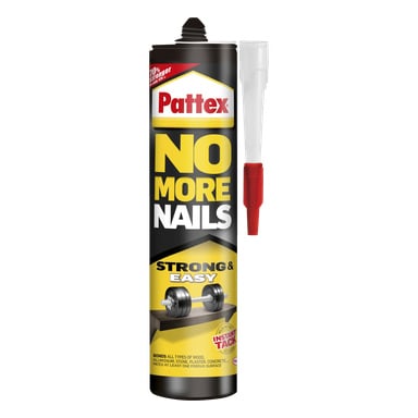Ett rör med Pattex No More Nails bygglim med munstycke, som visar text som betonar dess höga styrka, snabba vidhäftning och förmåga att binda material som trä, gips, kakel, metall, betong och andra.