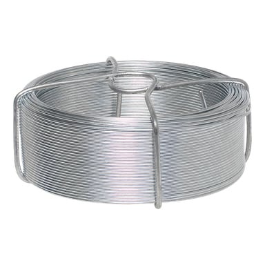 En tätt hoprullad bunt av hård ståltråd, hålls ihop med fyra fästen, visar en slät och blank metallyta.