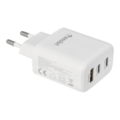 Anslut vit väggladdare utrustad med två runda stift, med en USB-A-port och en USB-C-port. Sidan visar certifieringssymboler och säkerhetsinstruktioner.