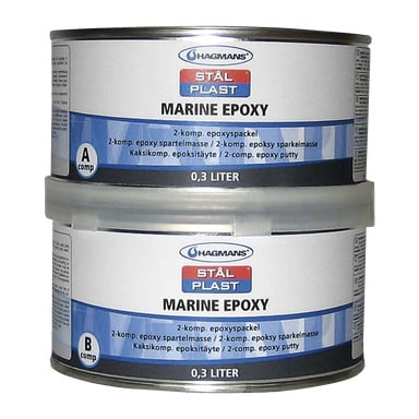 Två burkar med Hagmans Steel Plastic Marine Epoxy är staplade, vardera märkta 0,3 liter. Burkarna är märkta som separata A- och B-komponenter för blandning, avsedda att användas som tvåkomponents epoxikitt eller spackel i marina miljöer.